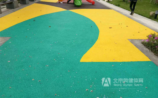 北京塑胶颗粒地面铺设案例裘马都小区器材地面