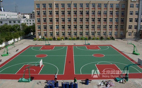 为篮球场提供合适的弹性，使打篮球更舒适。