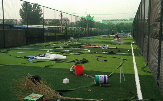 足球场人造草坪铺设完毕后
