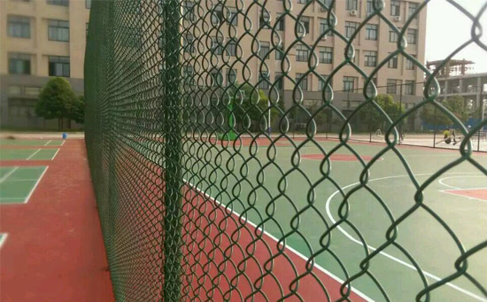 塑胶篮球场围网需要考虑高度问题