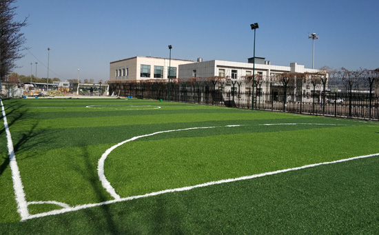人造草坪基本拼接完毕后，按照预先放线足球场定位的各点线位置