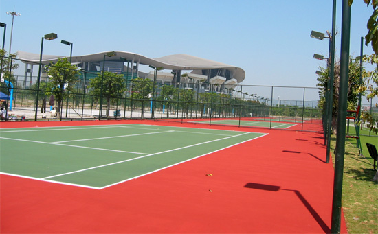 弹线割块就是根据所要铺设塑胶网球场的地面大小和颜色