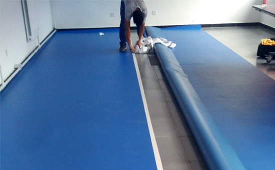 羽毛球场塑胶地板的铺装—预铺及裁割