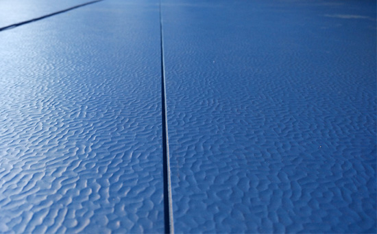 羽毛球场塑胶地板的铺装—开缝