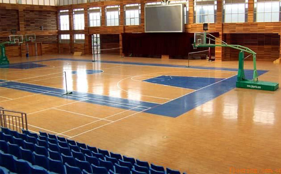 运动木地板篮球场图片