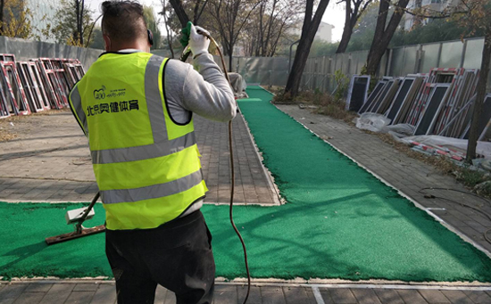 社区塑胶颗粒步道地面是怎样铺装